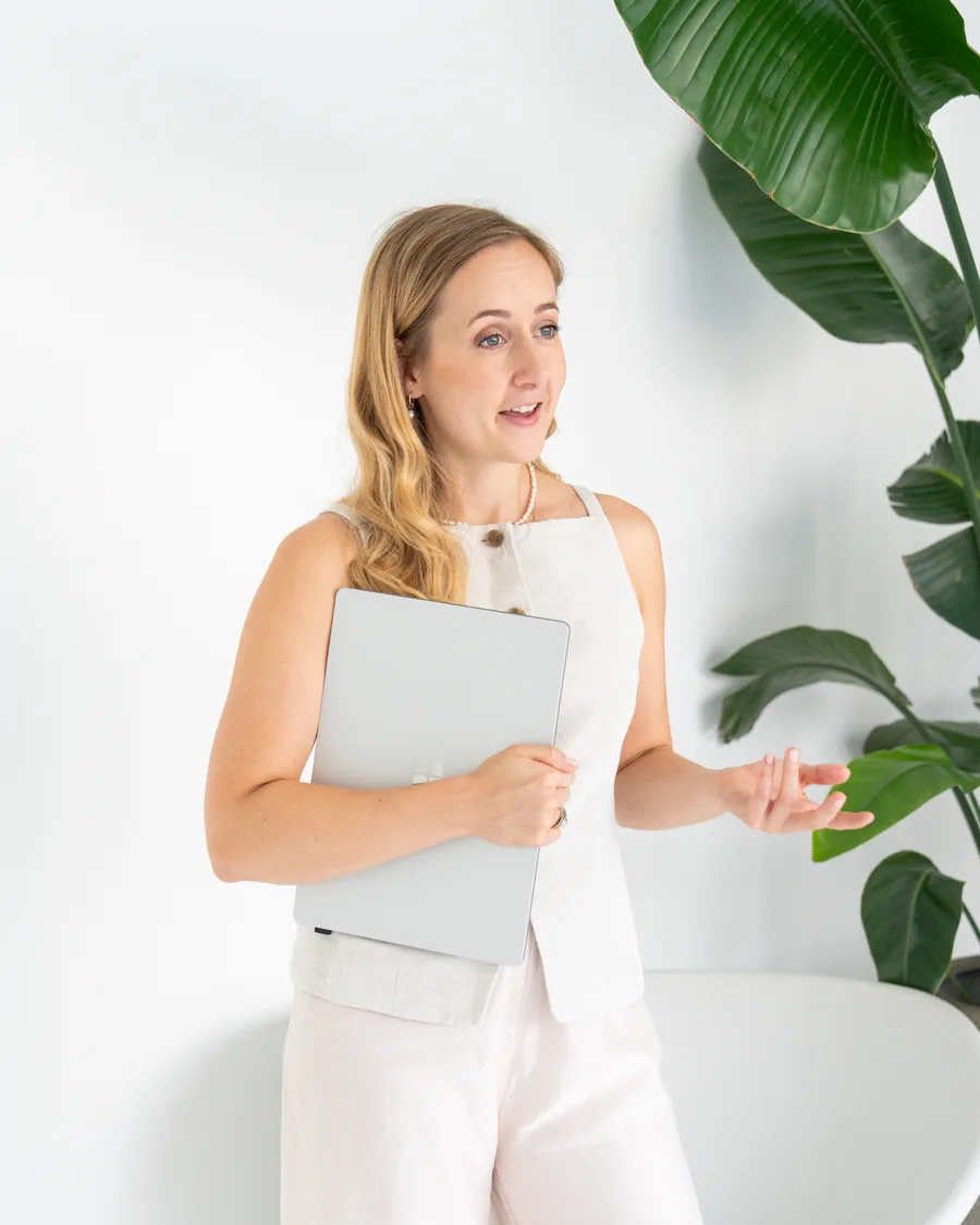 Jelina Linder im Gespräch, den Laptop unter dem Arm